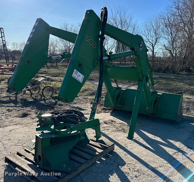 image for item DQ6323 John Deere 740 loader attachment