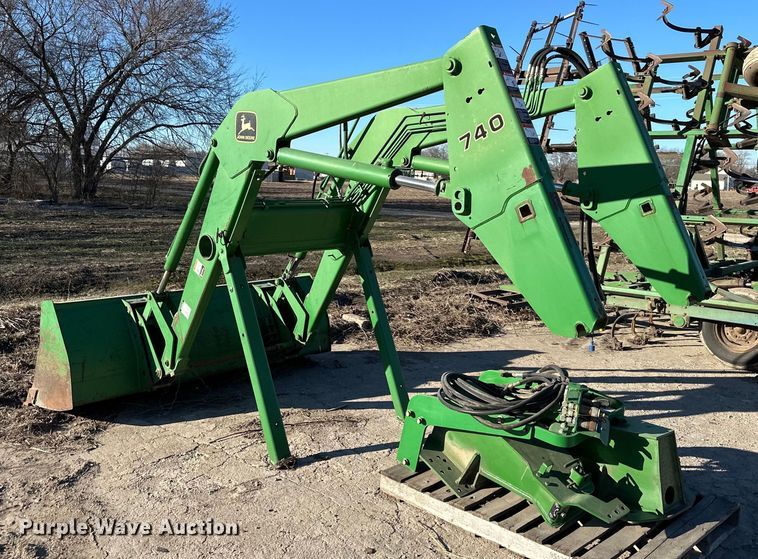image for item DQ6323 John Deere 740 loader attachment