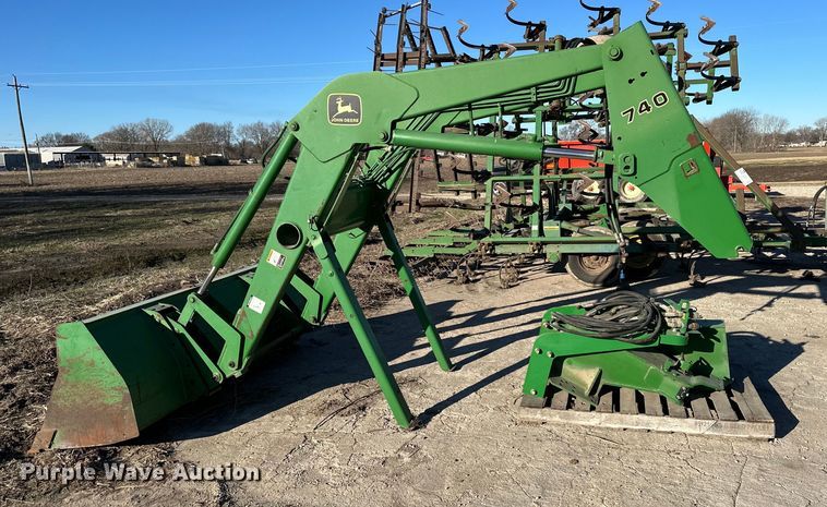 image for item DQ6323 John Deere 740 loader attachment
