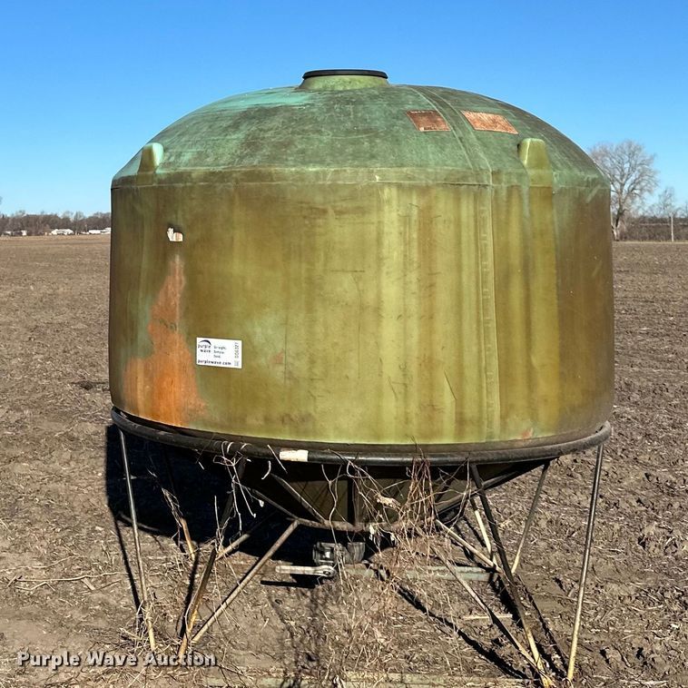 image for item DQ6327 (2) Poly bulk tanks 