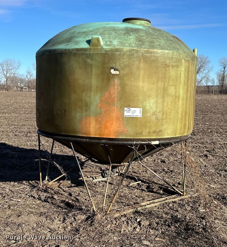 image for item DQ6327 (2) Poly bulk tanks 