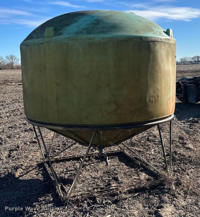 image for item DQ6327 (2) Poly bulk tanks 