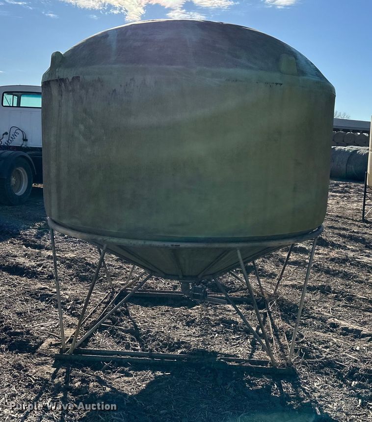 image for item DQ6327 (2) Poly bulk tanks 