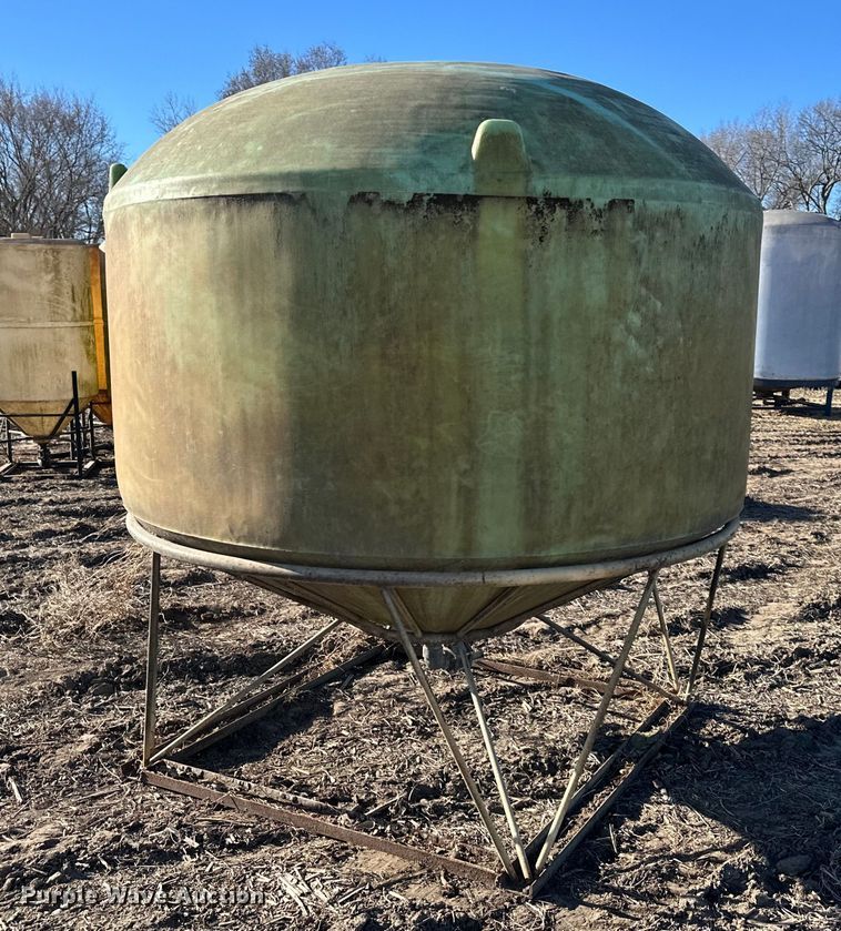 image for item DQ6327 (2) Poly bulk tanks 