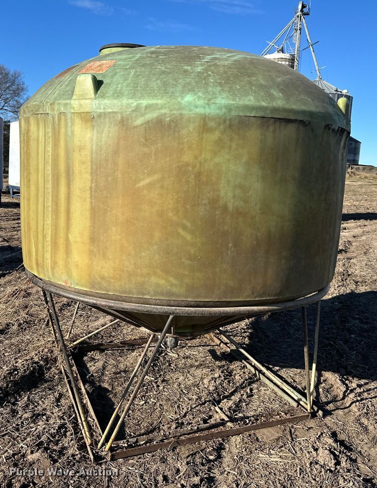 image for item DQ6327 (2) Poly bulk tanks 