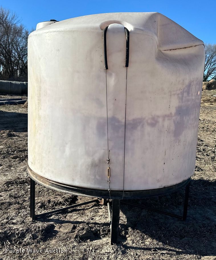 image for item DQ6327 (2) Poly bulk tanks 