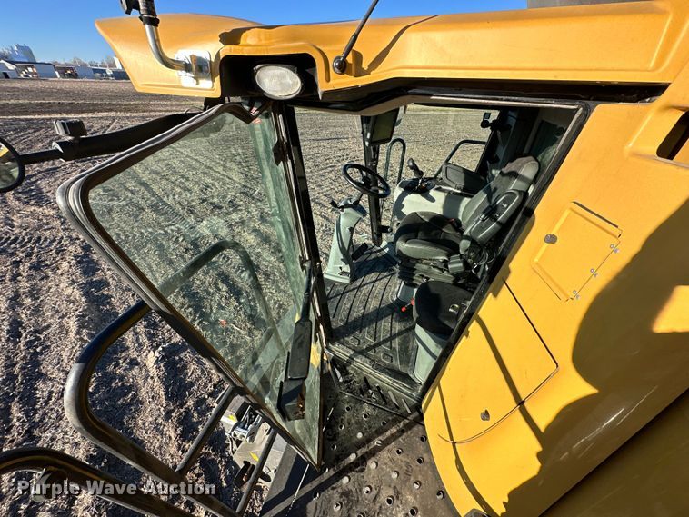 image for item DQ6330 2015 Challenger 560E RWA combine