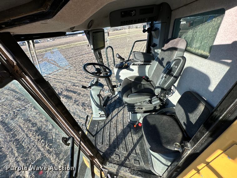 image for item DQ6330 2015 Challenger 560E RWA combine