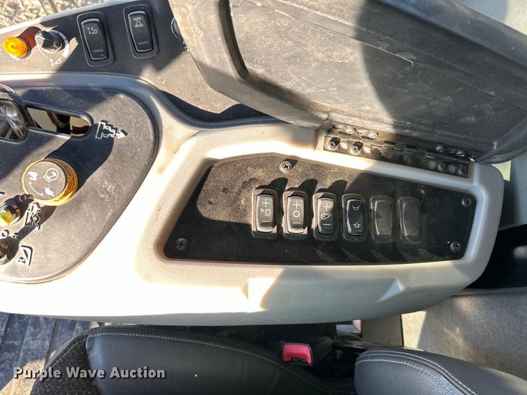 image for item DQ6330 2015 Challenger 560E RWA combine