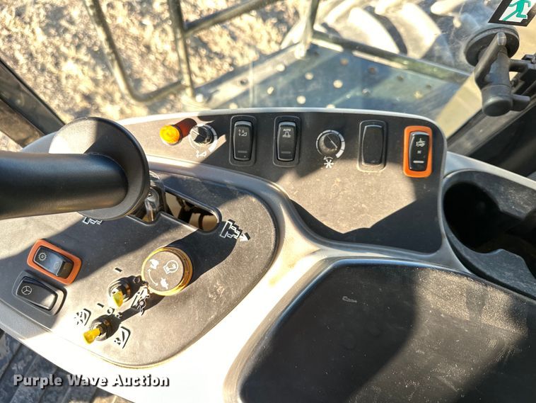 image for item DQ6330 2015 Challenger 560E RWA combine