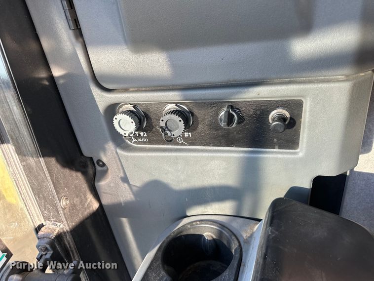 image for item DQ6330 2015 Challenger 560E RWA combine