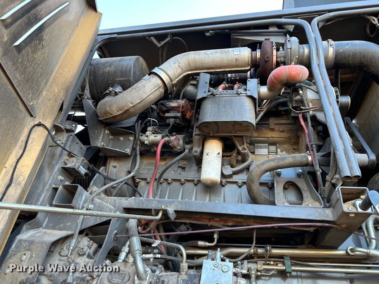 image for item DQ6330 2015 Challenger 560E RWA combine