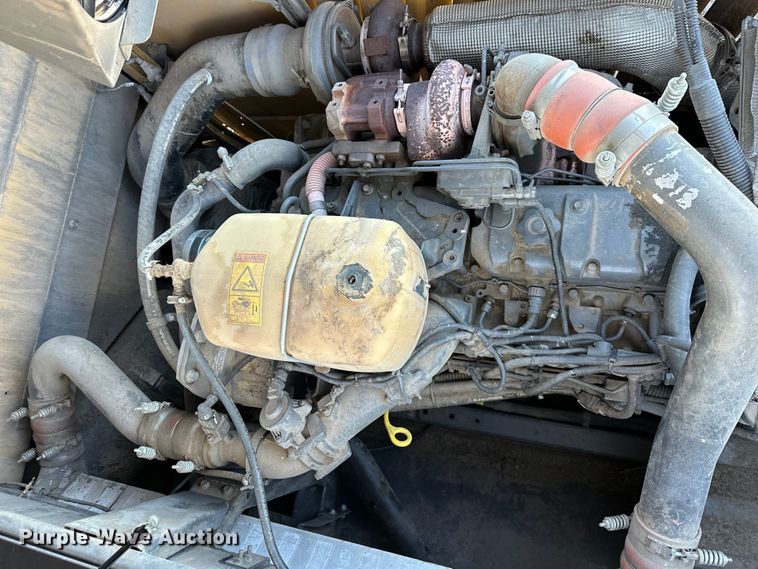 image for item DQ6330 2015 Challenger 560E RWA combine