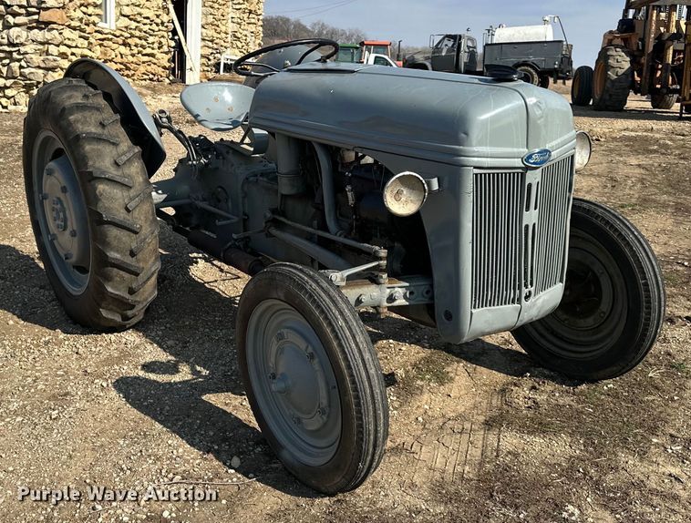 image for item DQ6353 1946 Ford 2N tractor