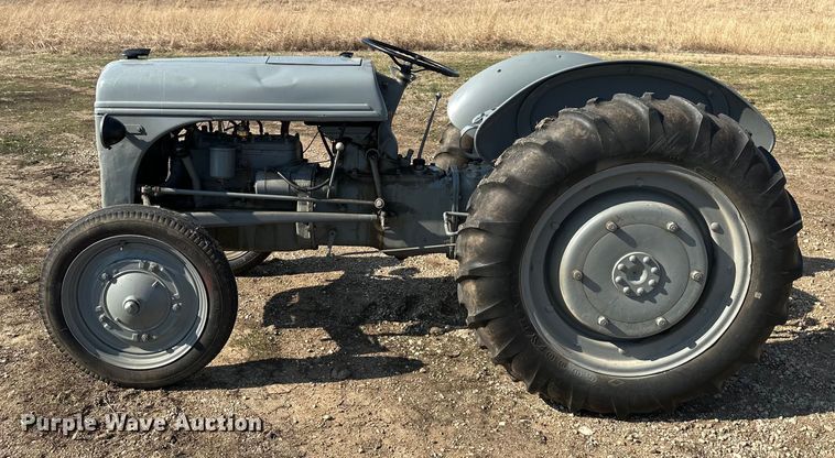 image for item DQ6353 1946 Ford 2N tractor