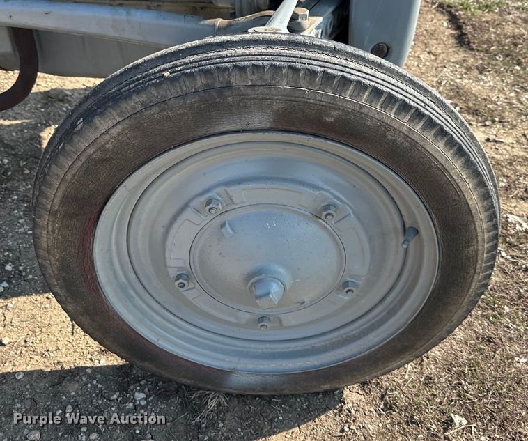 image for item DQ6353 1946 Ford 2N tractor