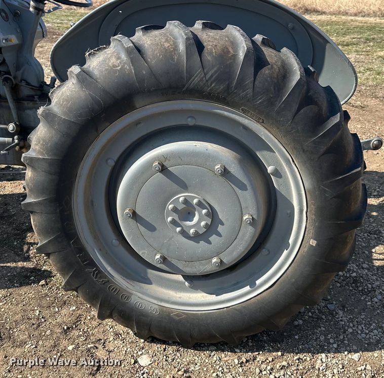 image for item DQ6353 1946 Ford 2N tractor