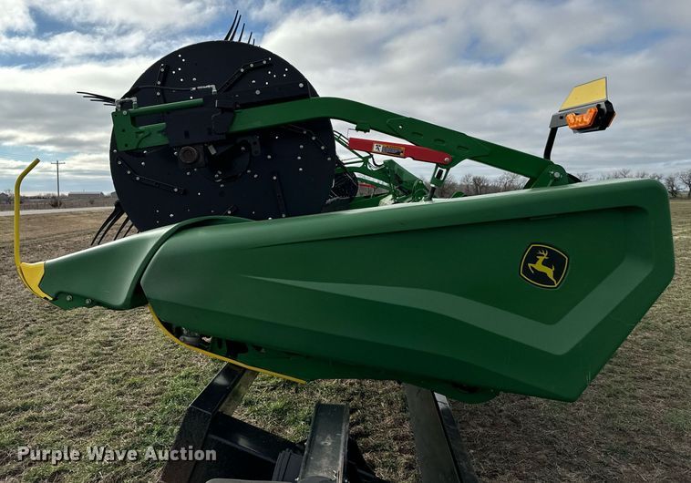 image for item DQ6718 2021 John Deere HD40R flex draper head