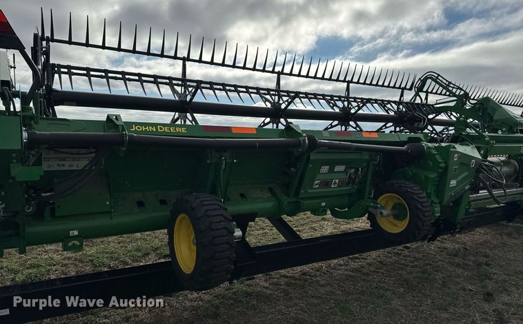 image for item DQ6718 2021 John Deere HD40R flex draper head