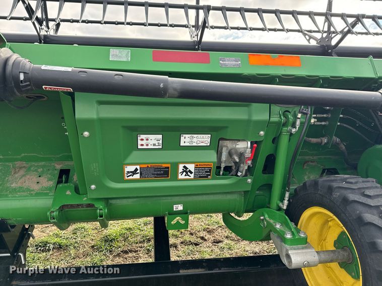 image for item DQ6718 2021 John Deere HD40R flex draper head