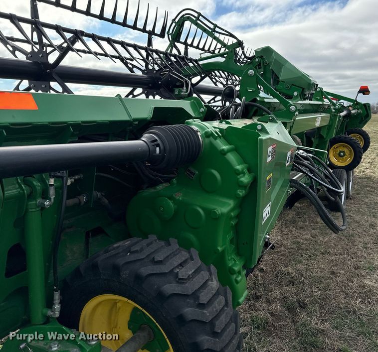 image for item DQ6718 2021 John Deere HD40R flex draper head