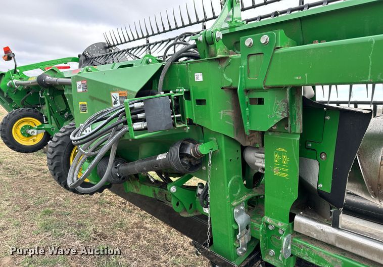 image for item DQ6718 2021 John Deere HD40R flex draper head