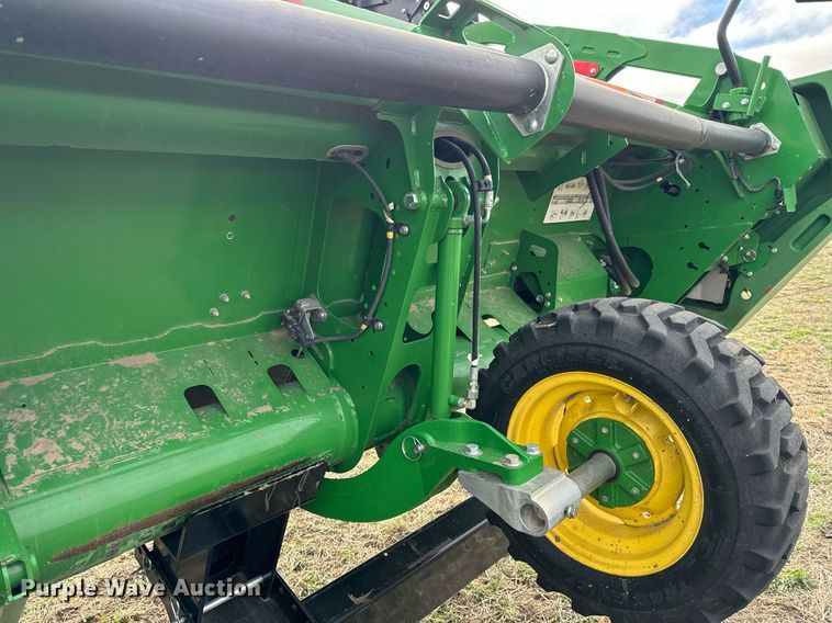 image for item DQ6718 2021 John Deere HD40R flex draper head