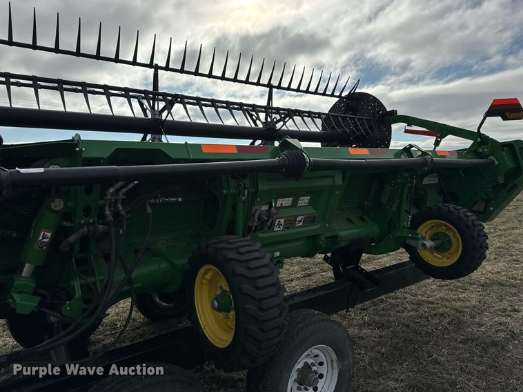 image for item DQ6718 2021 John Deere HD40R flex draper head
