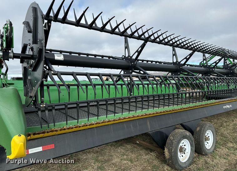 image for item DQ6718 2021 John Deere HD40R flex draper head