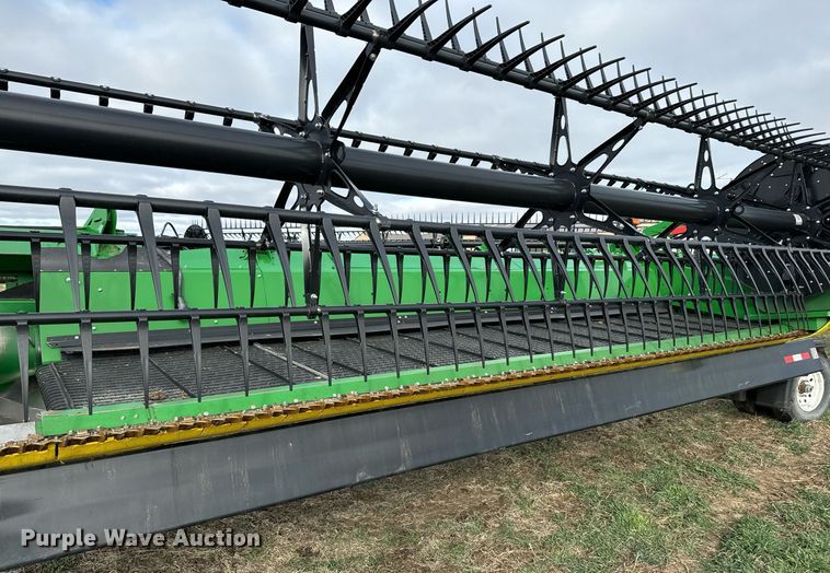 image for item DQ6718 2021 John Deere HD40R flex draper head