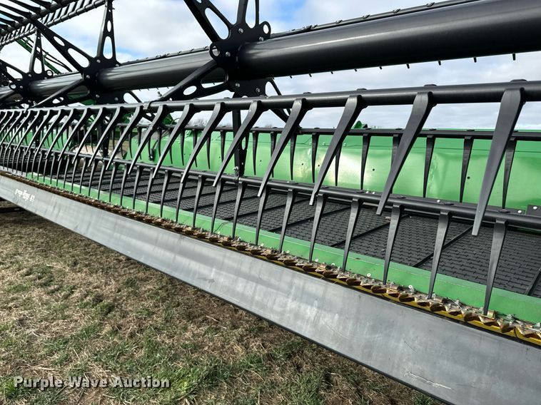 image for item DQ6718 2021 John Deere HD40R flex draper head
