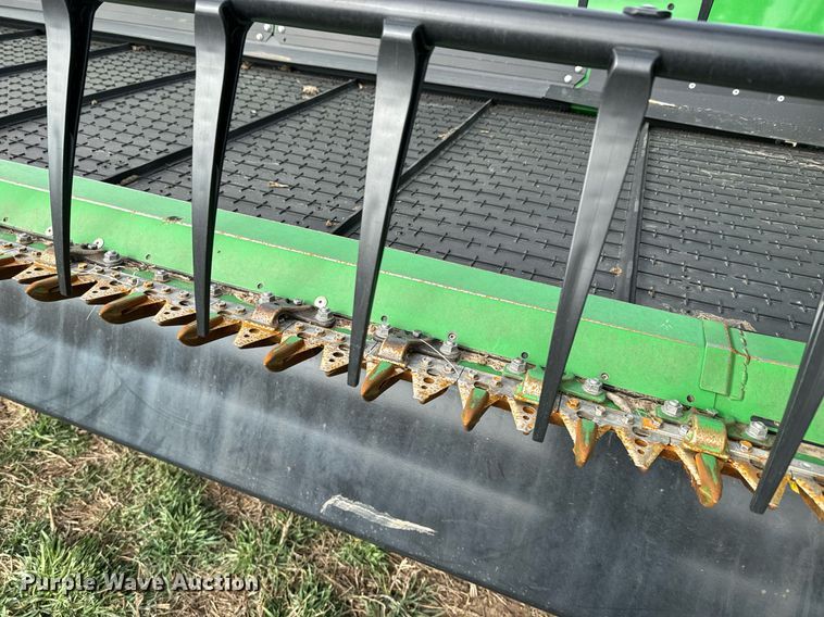 image for item DQ6718 2021 John Deere HD40R flex draper head