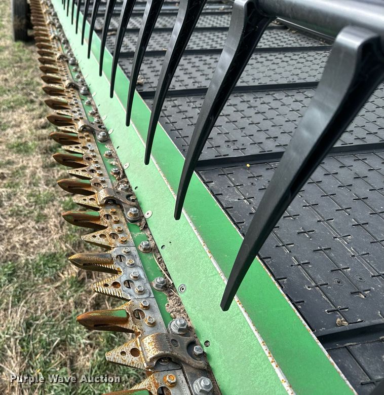 image for item DQ6718 2021 John Deere HD40R flex draper head