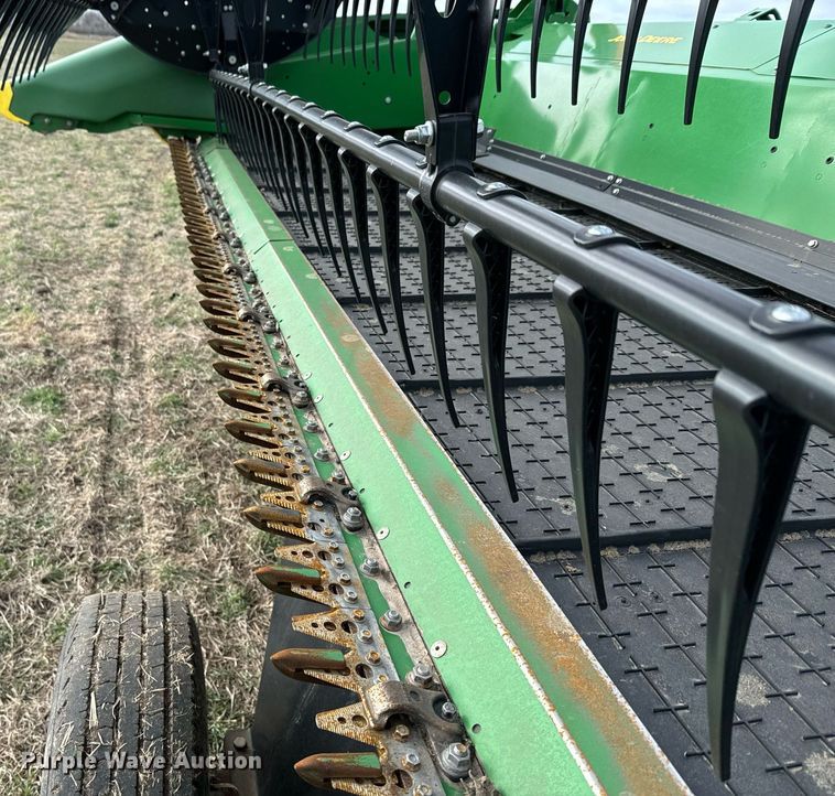 image for item DQ6718 2021 John Deere HD40R flex draper head