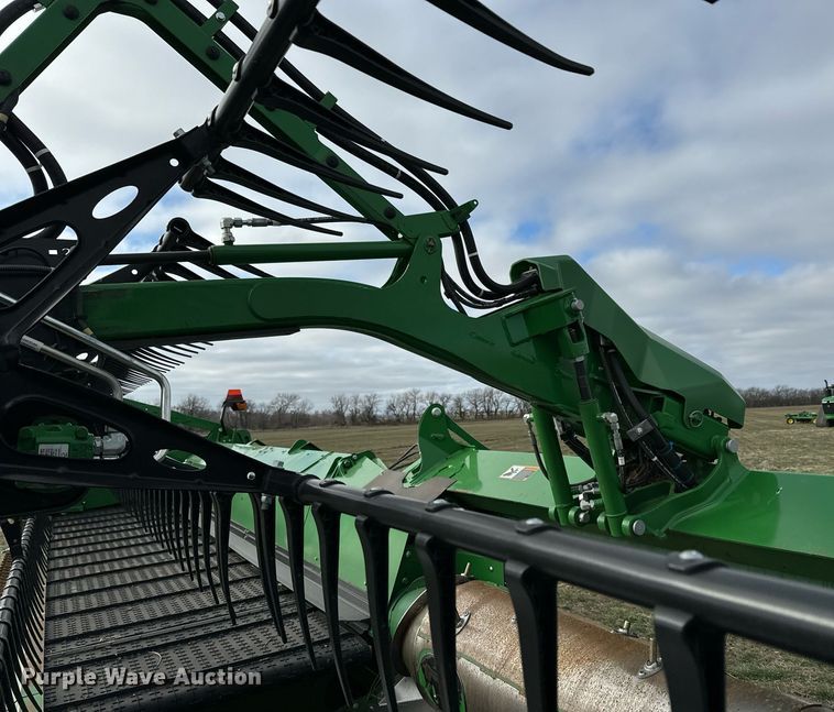 image for item DQ6718 2021 John Deere HD40R flex draper head