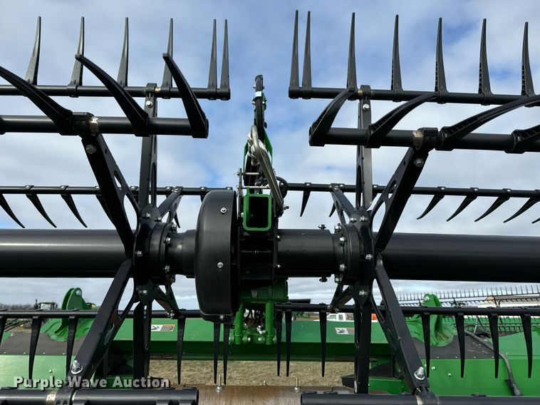 image for item DQ6718 2021 John Deere HD40R flex draper head