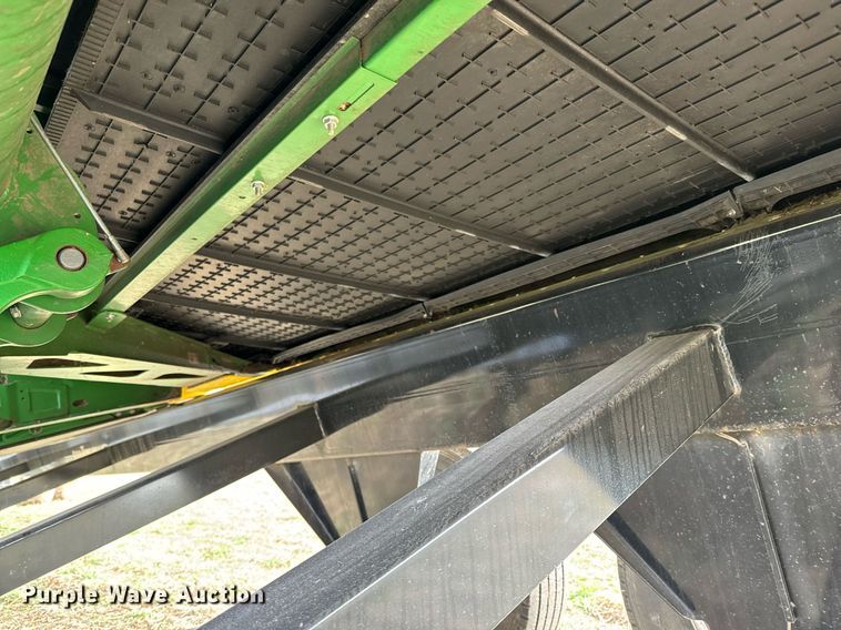 image for item DQ6718 2021 John Deere HD40R flex draper head