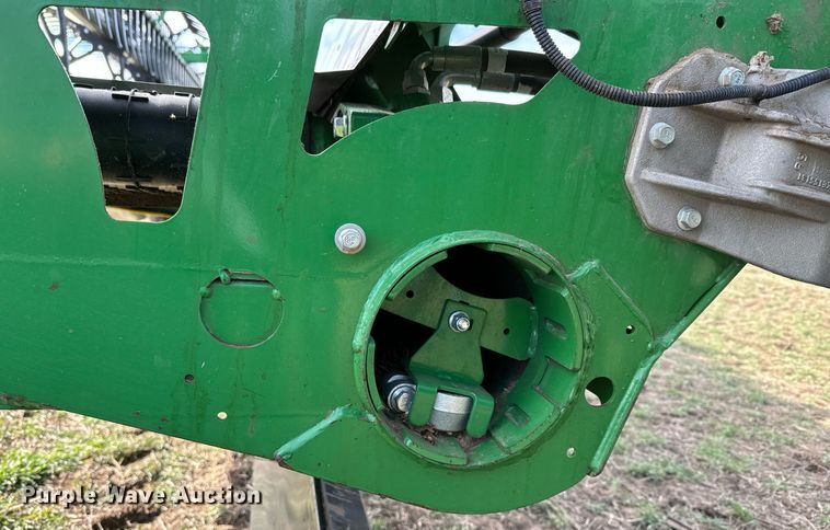 image for item DQ6718 2021 John Deere HD40R flex draper head
