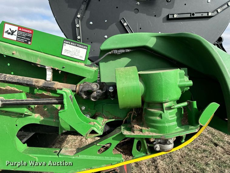 image for item DQ6718 2021 John Deere HD40R flex draper head