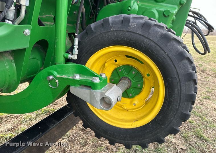 image for item DQ6718 2021 John Deere HD40R flex draper head