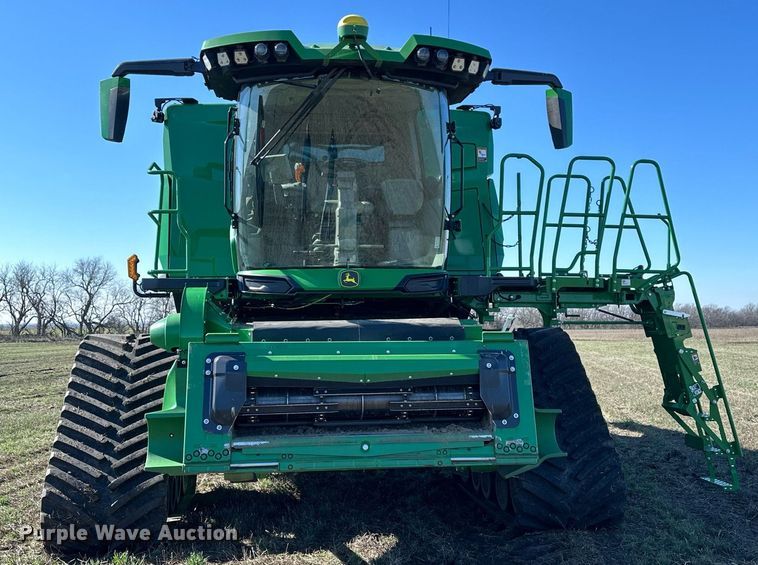 image for item DQ6723 2022 John Deere X9 1100 Signature Edition RWA combine