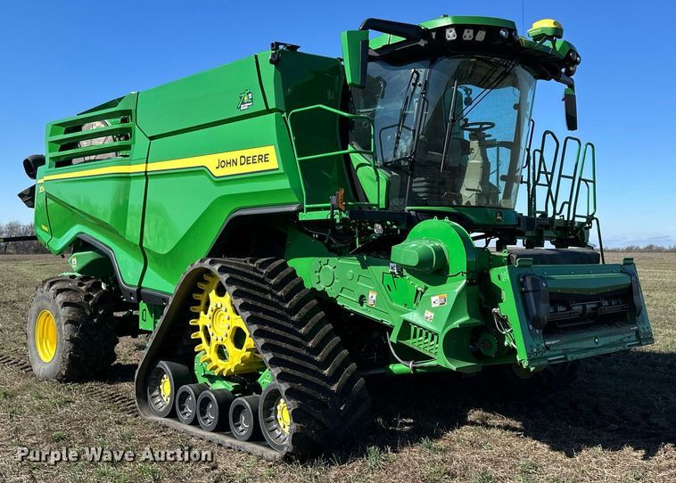 image for item DQ6723 2022 John Deere X9 1100 Signature Edition RWA combine