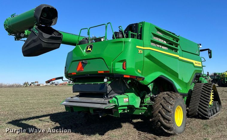 image for item DQ6723 2022 John Deere X9 1100 Signature Edition RWA combine