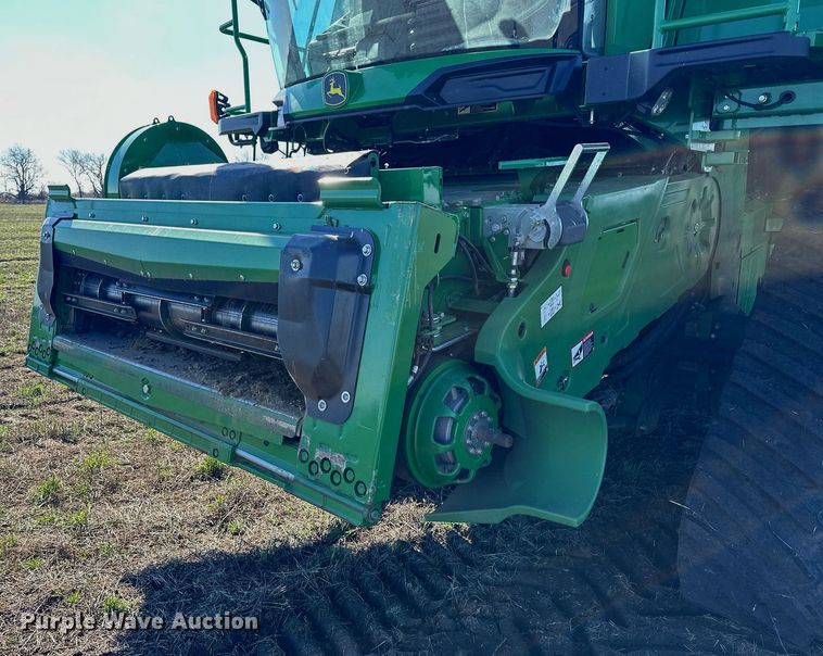 image for item DQ6723 2022 John Deere X9 1100 Signature Edition RWA combine