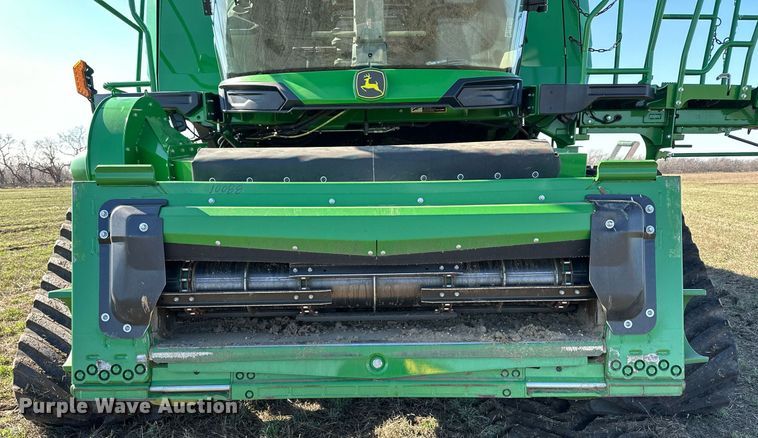 image for item DQ6723 2022 John Deere X9 1100 Signature Edition RWA combine