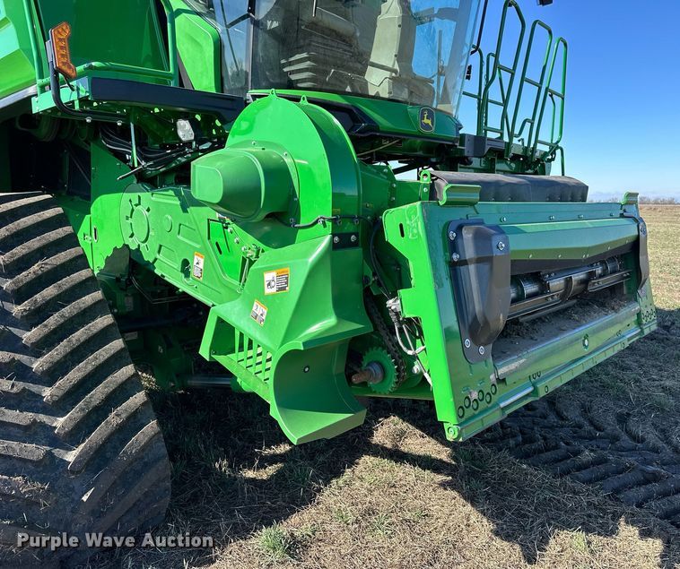 image for item DQ6723 2022 John Deere X9 1100 Signature Edition RWA combine