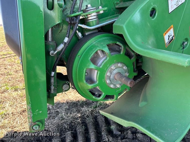 image for item DQ6723 2022 John Deere X9 1100 Signature Edition RWA combine