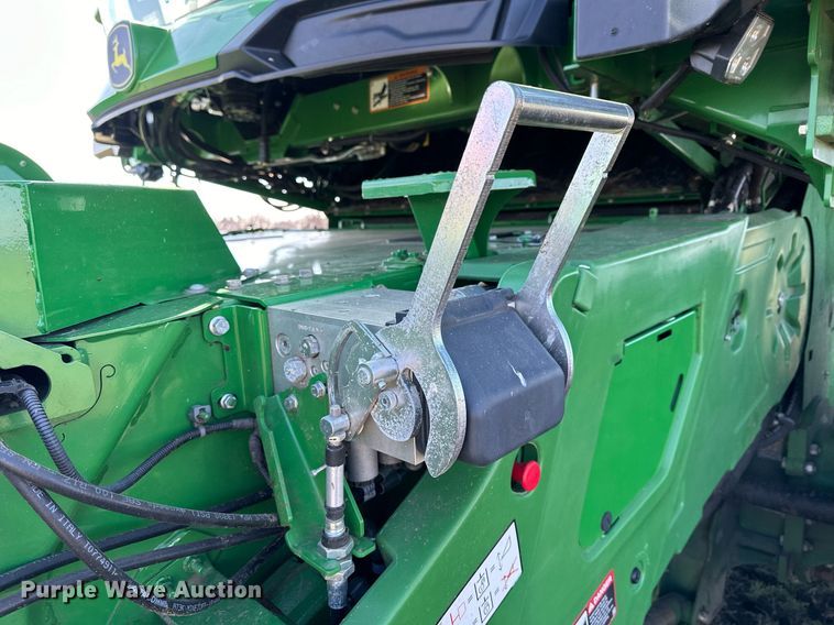 image for item DQ6723 2022 John Deere X9 1100 Signature Edition RWA combine