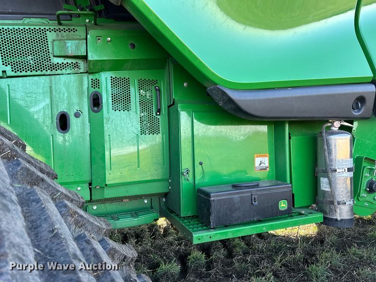 image for item DQ6723 2022 John Deere X9 1100 Signature Edition RWA combine