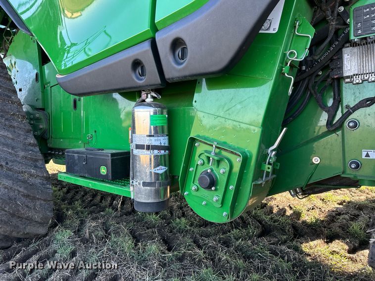 image for item DQ6723 2022 John Deere X9 1100 Signature Edition RWA combine